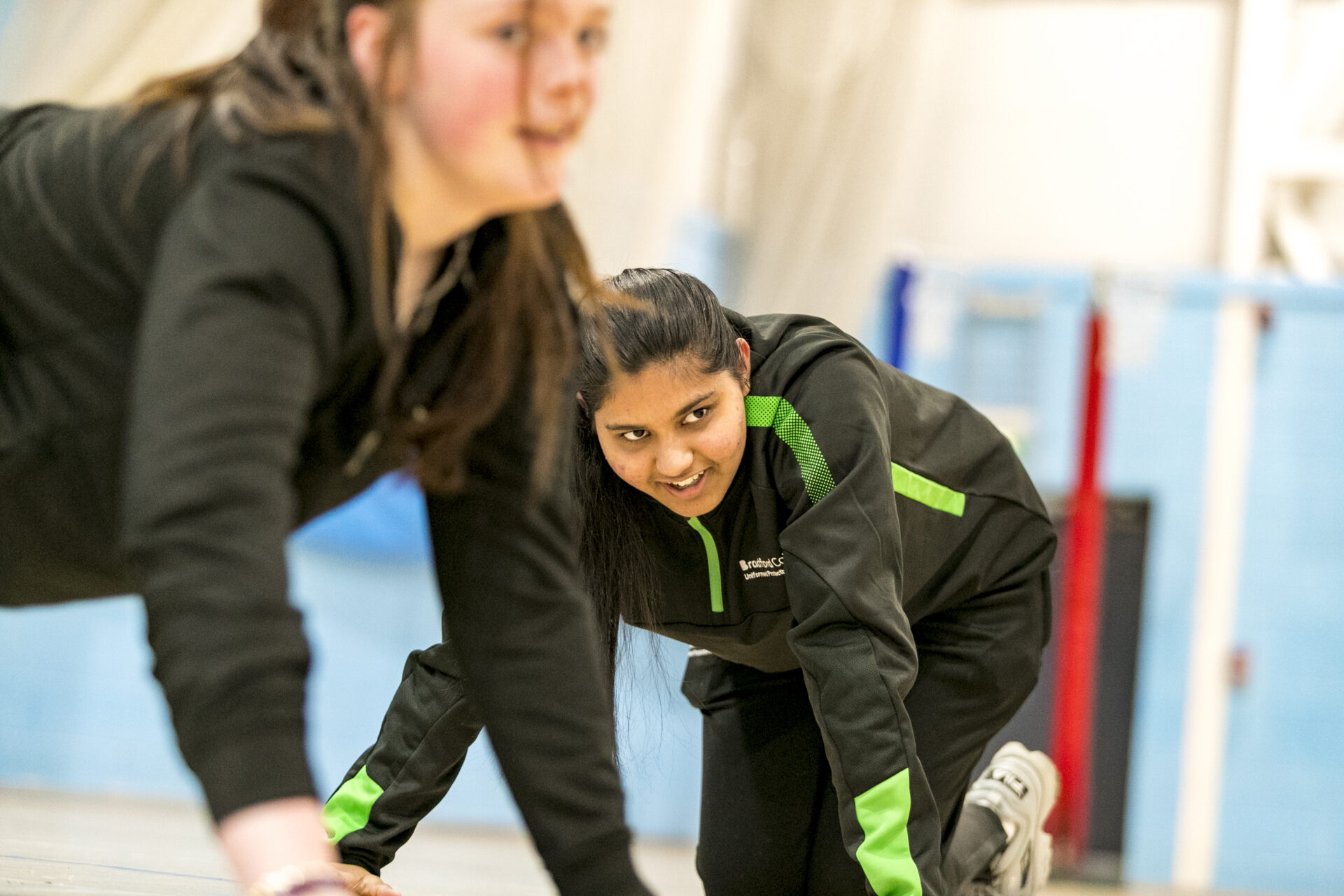 2 female students doing sports in the gym